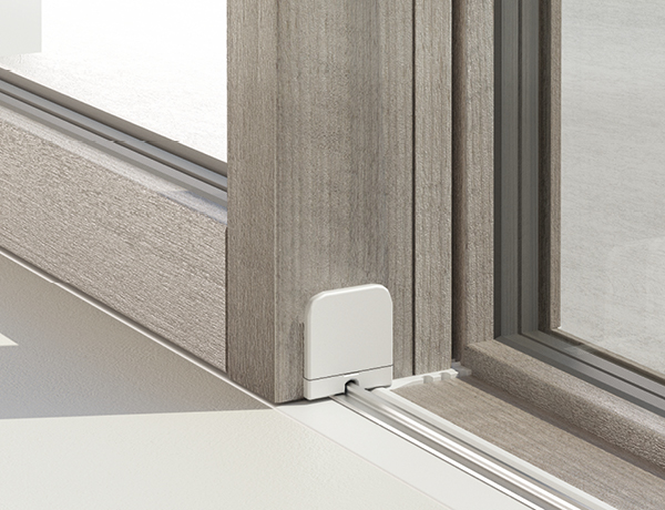 Solo legno e immagine:  la ferramenta scompare  nel telaio